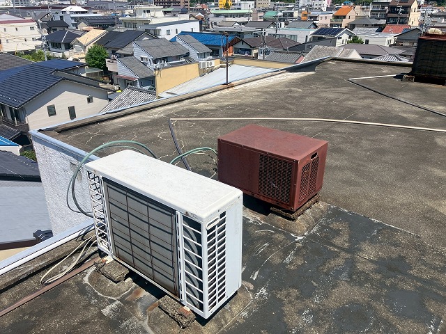屋上に設置された室外機